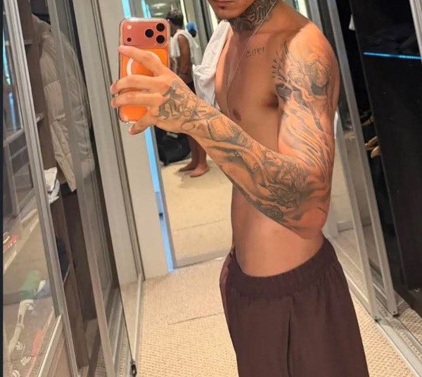 Foto 1 do Conto erotico: Mamando 2 no vestiário