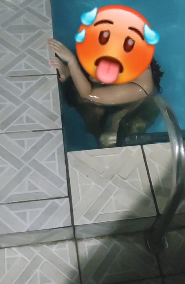 Foto 1 do Conto erotico: MINHA PUTA FIEL NA PISCINA