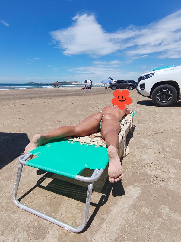 Foto 1 do Conto erotico: Esposa gostosa exibida na Praia!
