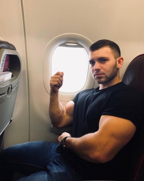 Foto 1 do Conto erotico: Novinho cai nas mãos de mafioso e vira michê