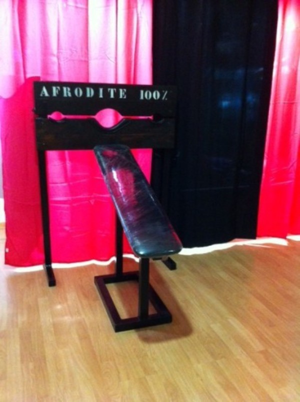 Foto 1 do Conto erotico: Meu vício em engolir esperma é um problema - a cadeira de guilhotina me fez ser pedaço de carne