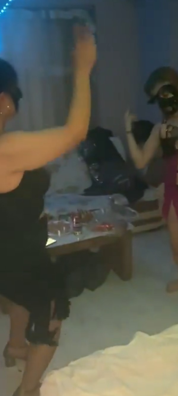 Foto 1 do Conto erotico: Nesse sábado minha grande amiga que adora dar pro Esso apareceu já tava com saudades da safada kkk