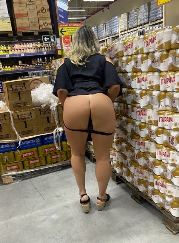 Foto 1 do Conto erotico: Exibindo minha loirinha gostosa numa loja de roupas e no mercado do shopping.