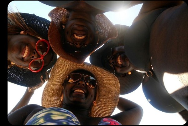 Foto 1 do Conto erotico: Chuva Dourada na Praia com as Negras