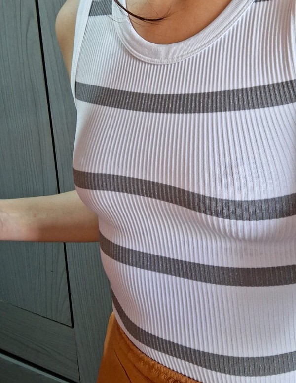 Foto 2 do Conto erotico: Esposa exibindo os seios (biquinho) na rua