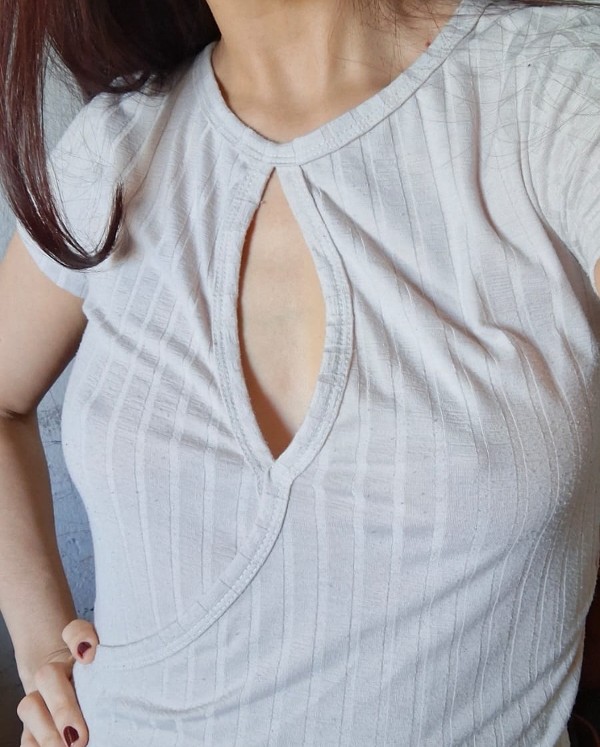 Foto 3 do Conto erotico: Esposa exibindo os seios (biquinho) na rua