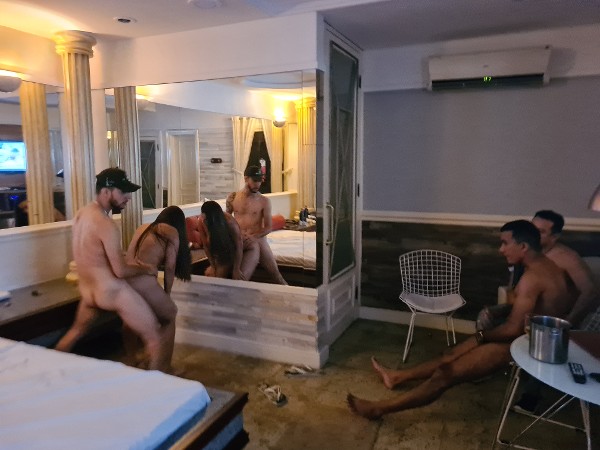 Foto 4 do Conto erotico: Chamei o Negão pra cuidar da cris e ele levou 3 amigos comeram minha esposa