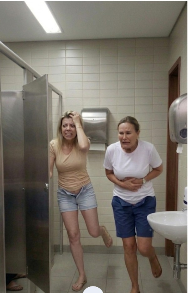 Foto 5 do Conto erotico: Xixi desesperador delas