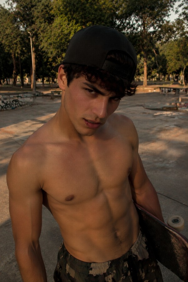 Foto 1 do Conto erotico: Passando um tempo com o COROA sem vergonha da praça de skate.