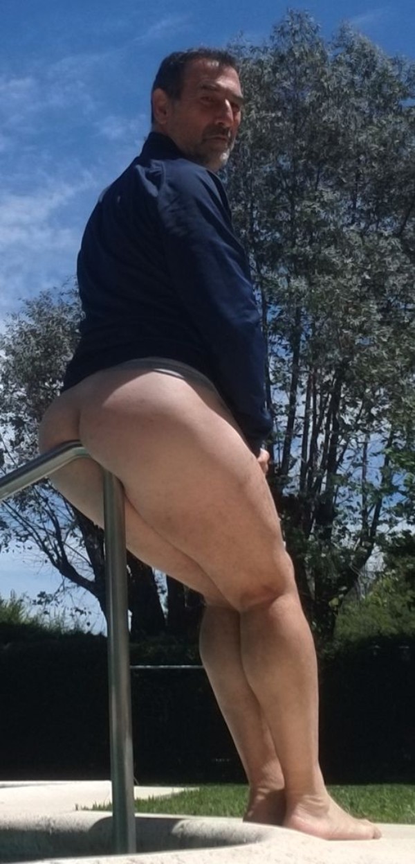 Foto 2 do Conto erotico: Passando um tempo com o COROA sem vergonha da praça de skate.