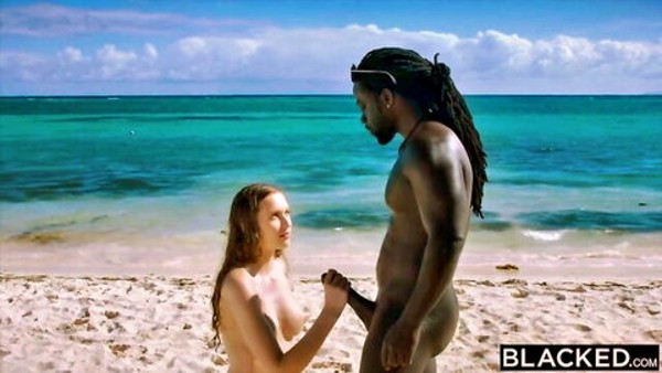 Foto 1 do Conto erotico: Minha Primeira Vez Sentindo o Gostinho de Ser Corno: A Viagem Maluca pra Fiji com o Tio Roberto e a