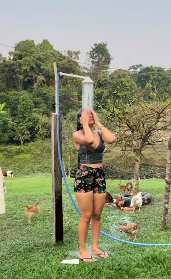 Foto 1 do Conto erotico: Flagrei Minha esposa com o caseiro