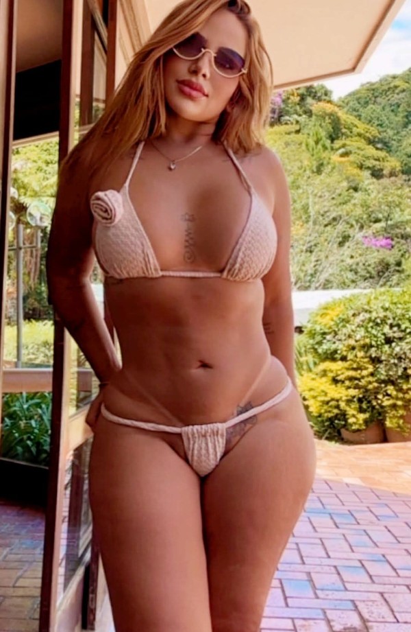 Foto 2 do Conto erotico: TEMA - 149 - JHU - A LINDA DRA. CHARLOTTE