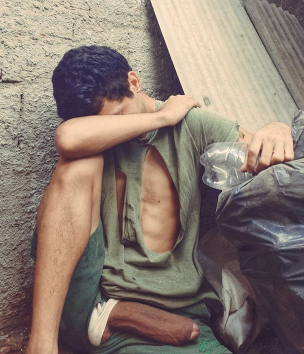 Foto 3 do Conto erotico: Mendigo novinho pauzudo , estourou o cú da minha esposinha !