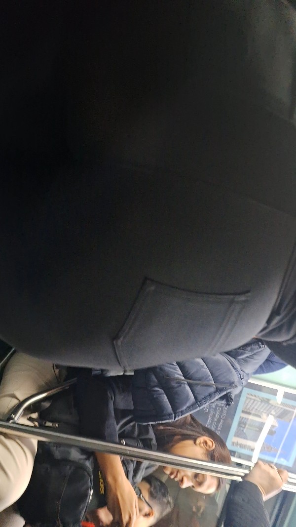 Foto 1 do Conto erotico: Encoxada na gostosa de legging preta brilhante