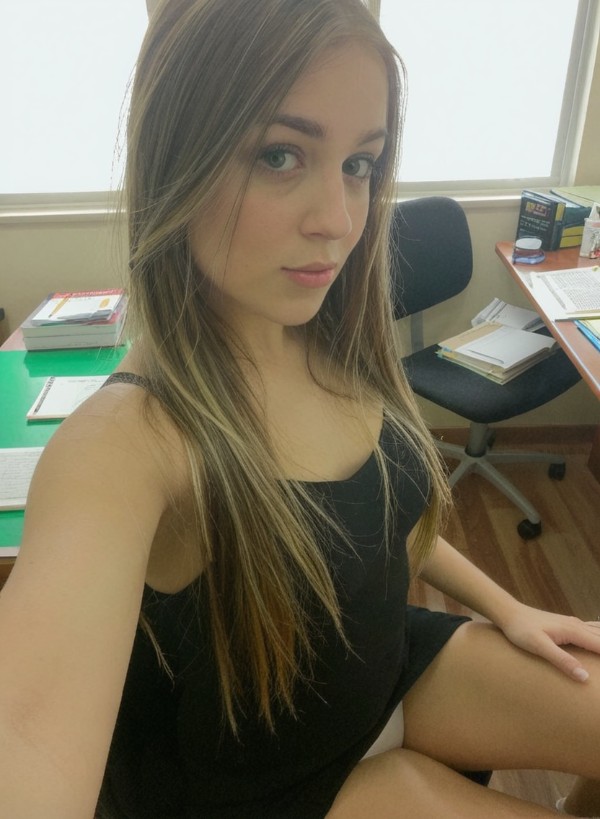 Foto 1 do Conto erotico: Dei para o professor pra ganhar nota na faculdade