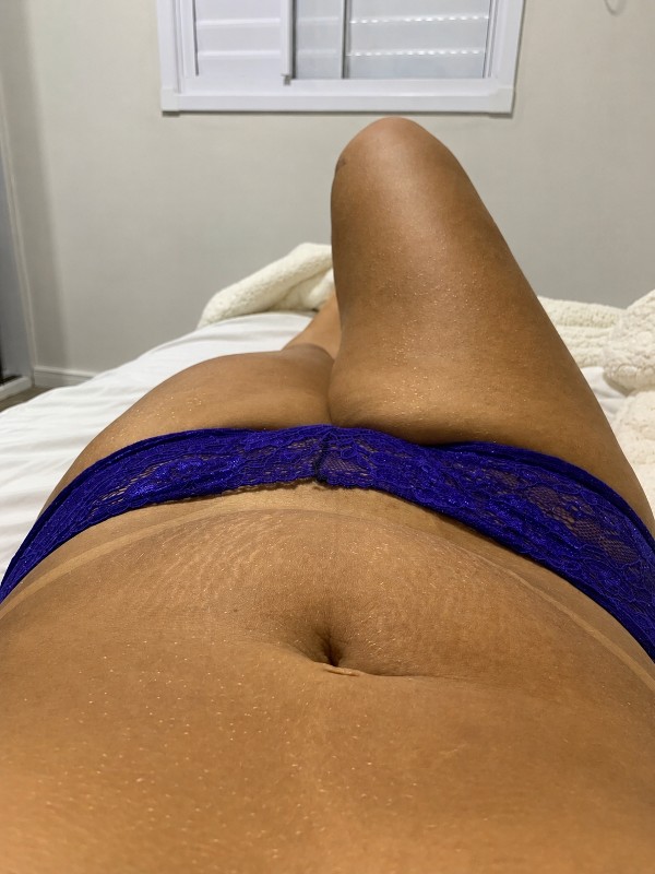 Foto 1 do Conto erotico: Entregando minha irmã gêmea para meu namorado