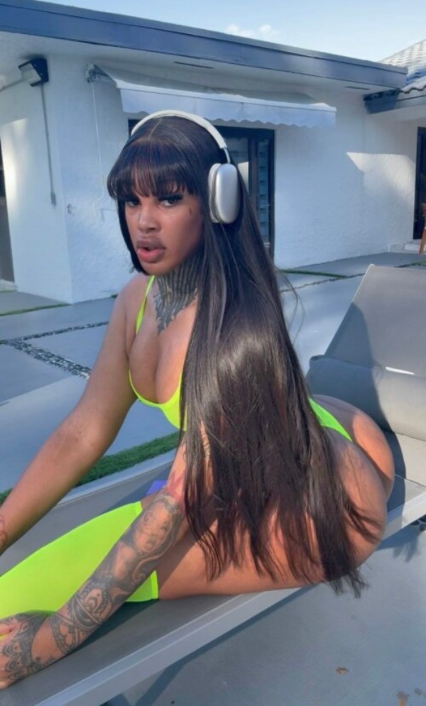 Foto 1 do Conto erotico: Mamei a trans amiga da minha esposa
