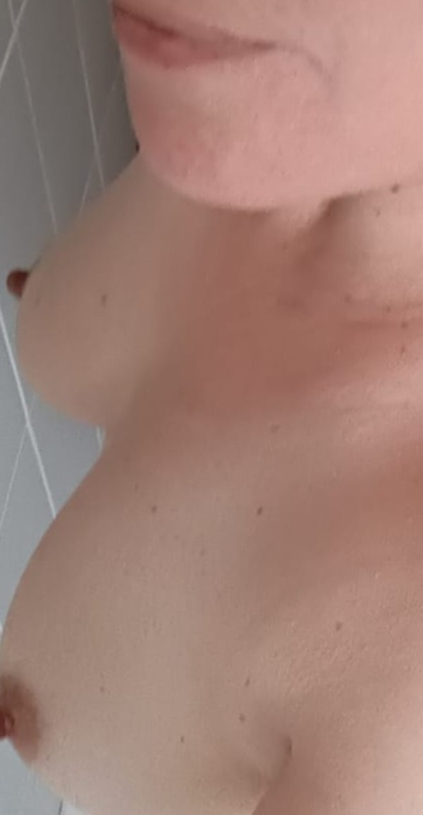 Foto 1 do Conto erotico: Banho de porra na esposa do meu melhor amigo insaciável