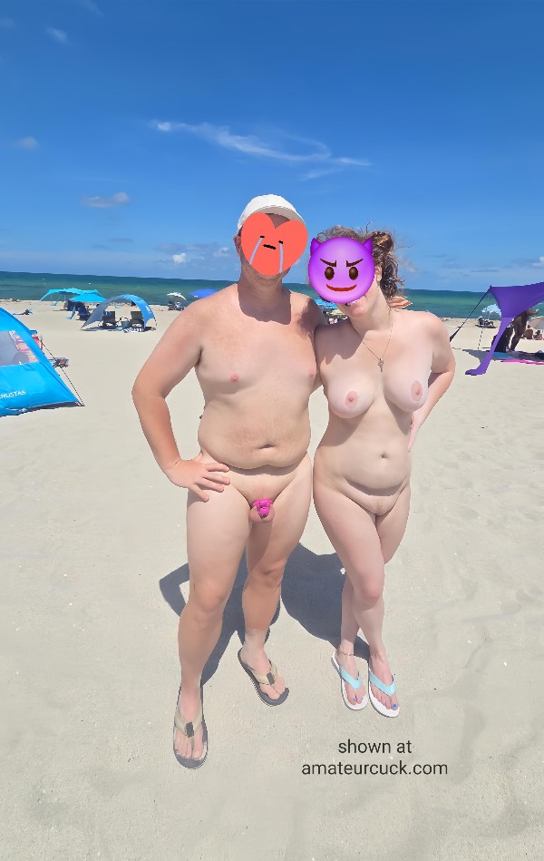 Foto 2 do Conto erotico: Confissão de um desejo: Minha Dona mostrando em público que sou seu corninho manso trancado