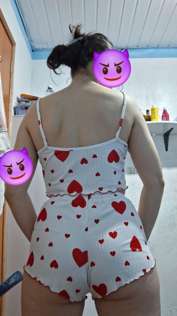 Foto 2 do Conto erotico: Esposa atendendo o entregador