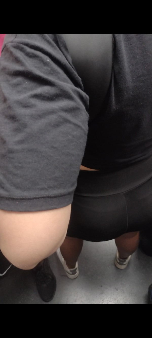 Foto 2 do Conto erotico: Enrabei gostoso a Branquinha de Legging no metrô