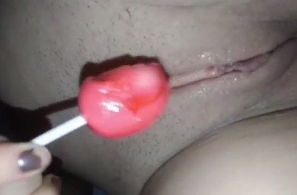 Foto 2 do Conto erotico: O tesão bateu e ela foi se divertir passando o pirulito na xoxota