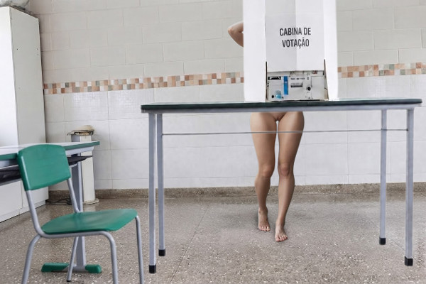 Foto 1 do Conto erotico: Pelada e descalça votando nos candidatos