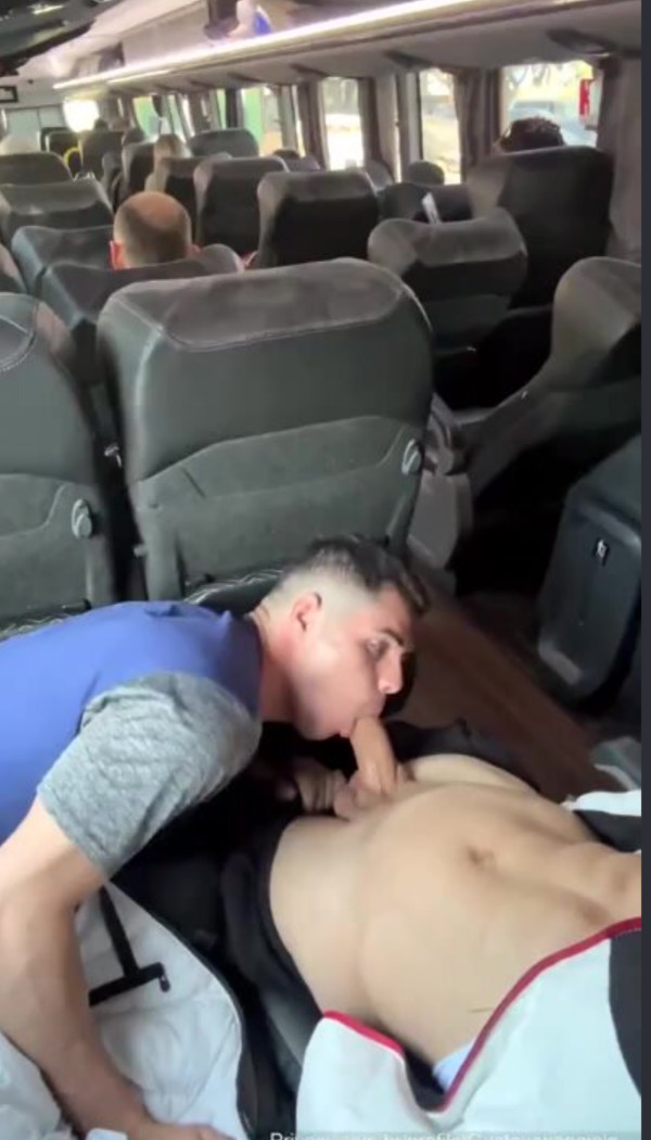 Foto 2 do Conto erotico: O dia que dei para um gostoso e mamei um dotado. No coletivo de ônibus.