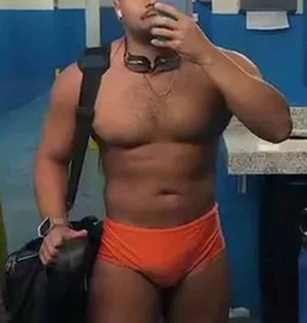 Foto 2 do Conto erotico: O Nadador e o Novato: Aula Particular no Vestiário