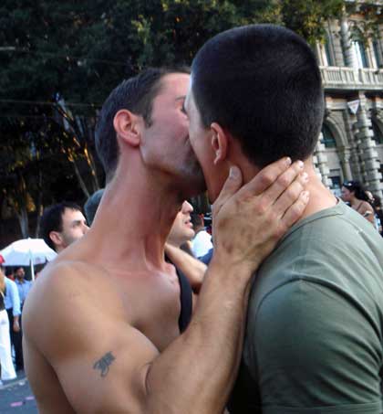 Foto 4 do Conto erotico: Fui GP com um casal gay I