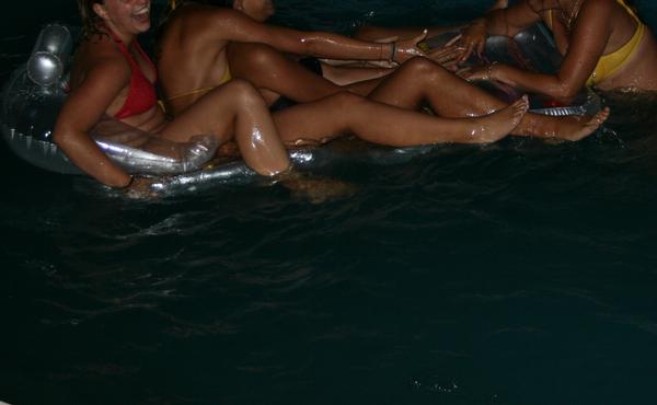 Foto 1 do Conto erotico: Tias e primas na piscina, finalizado pelo primo!