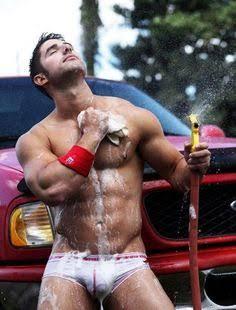 Foto 1 do Conto erotico: Lavando o carro só de cueca