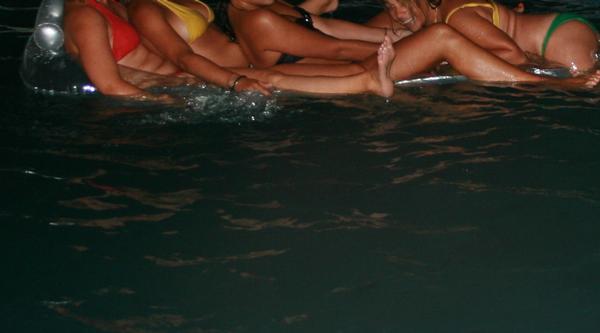 Foto 2 do Conto erotico: Tias e primas na piscina, finalizado pelo primo!