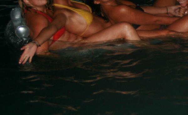 Foto 3 do Conto erotico: Tias e primas na piscina, finalizado pelo primo!