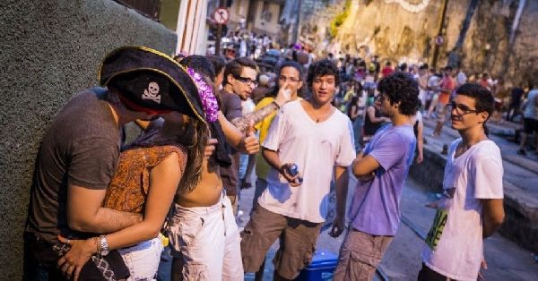 Foto 2 do Conto erotico: UM DESCONHECIDO ARROMBOU MEU RABO NO CARNAVAL