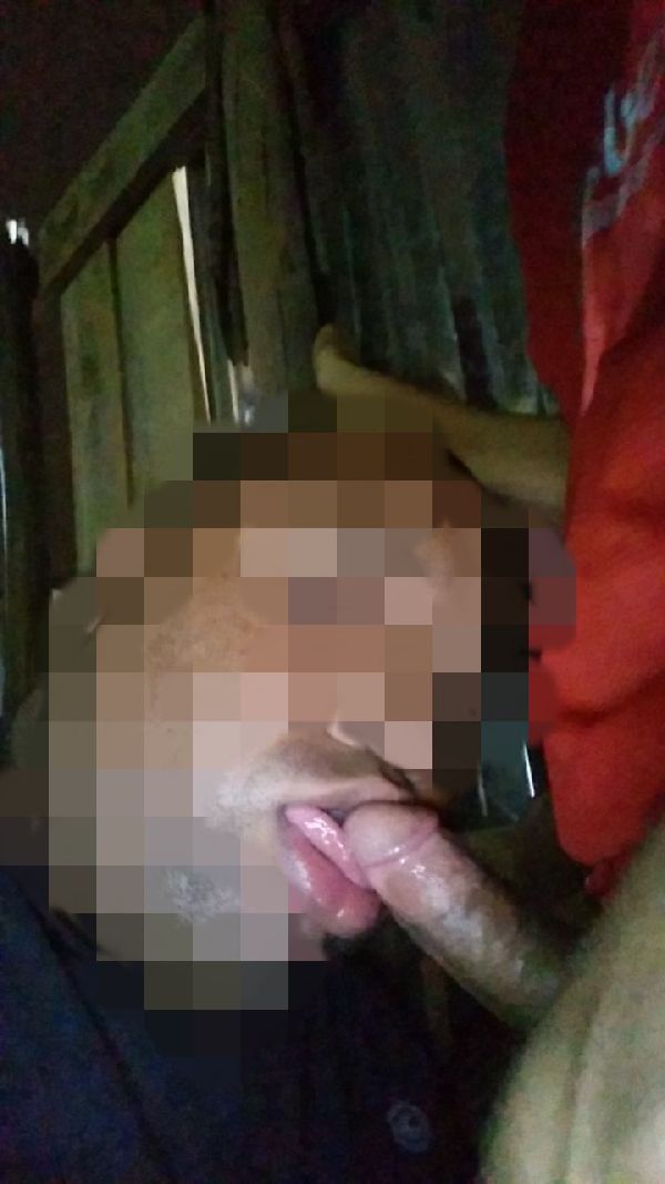 Foto 2 do Conto erotico: Mamando e bebendo porra do negrão vendedor de vassoura!